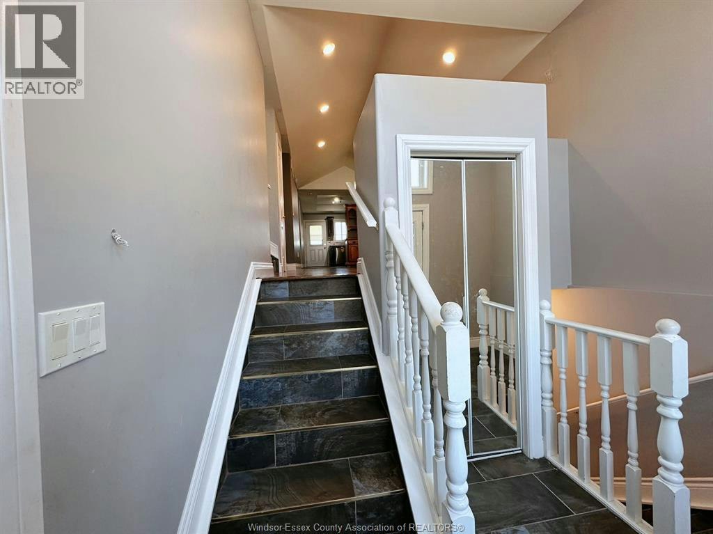 UPPER-1977 Northway Avenue, Windsor, ON, N9B 0A3 - 2