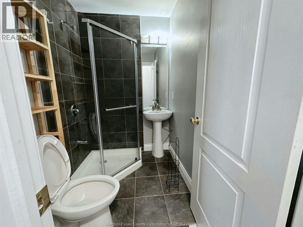 UPPER-1977 Northway Avenue, Windsor, ON, N9B 0A3 - 12