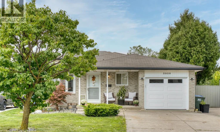 2920 Robillard Crescent