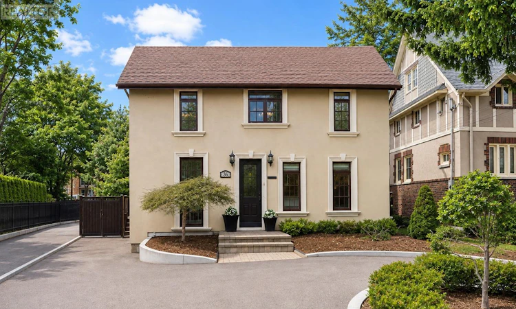36 Mississauga Road N