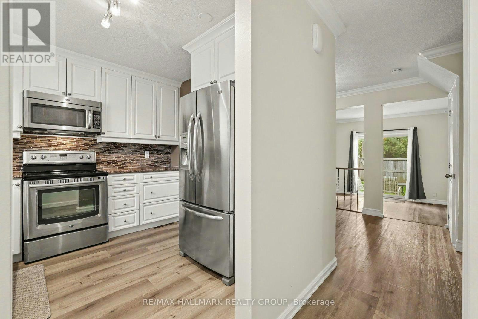 108 Barrow Crescent, Ottawa, ON, K2L 2J1 - 3