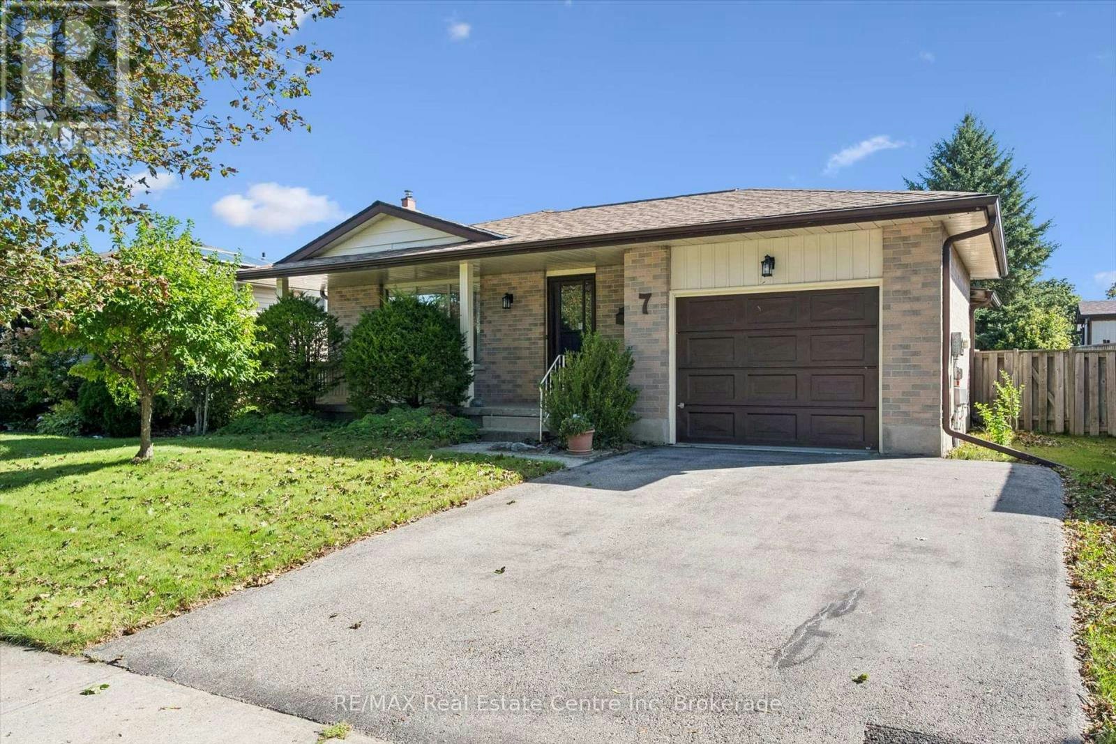 7 Countryside Crescent, Kitchener, ON, N2E 2S8