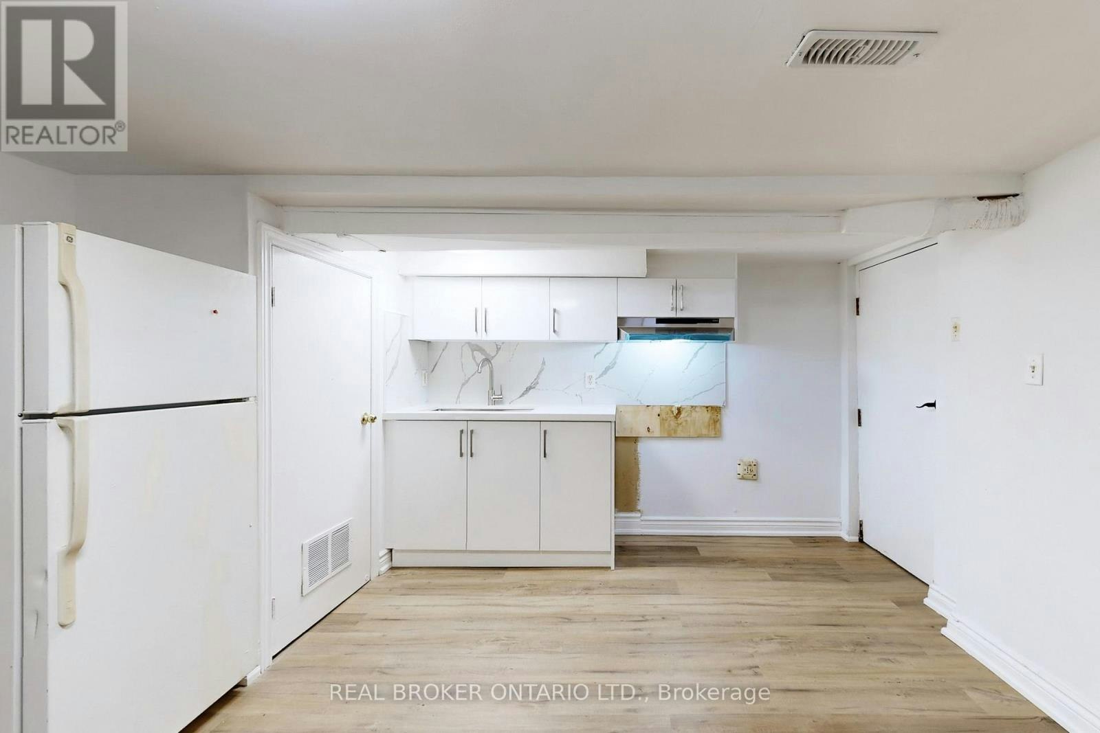 BSMT-102 Bowie Avenue, Toronto, ON, M6E 2P7 - 4