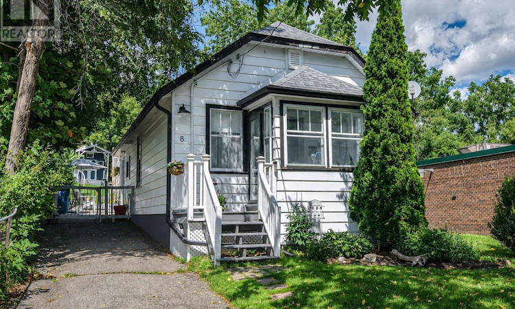 8 Dunn Avenue