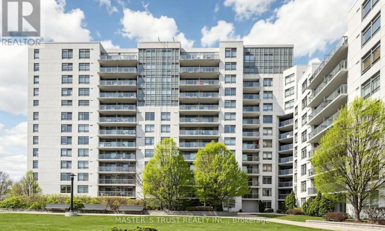 302-812 Lansdowne Avenue