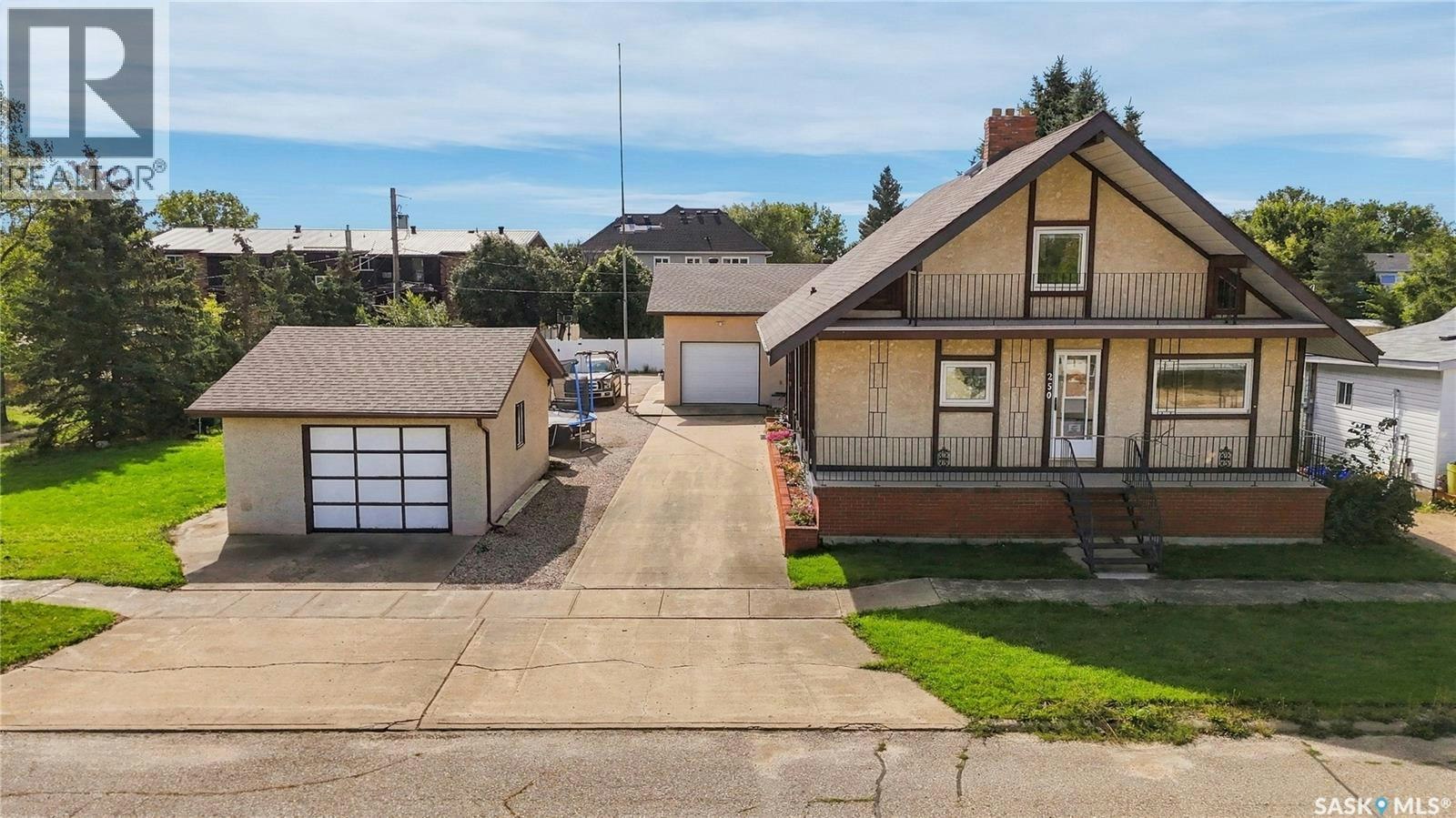 250 3rd Avenue E, Gravelbourg, SK, S0H 1X0