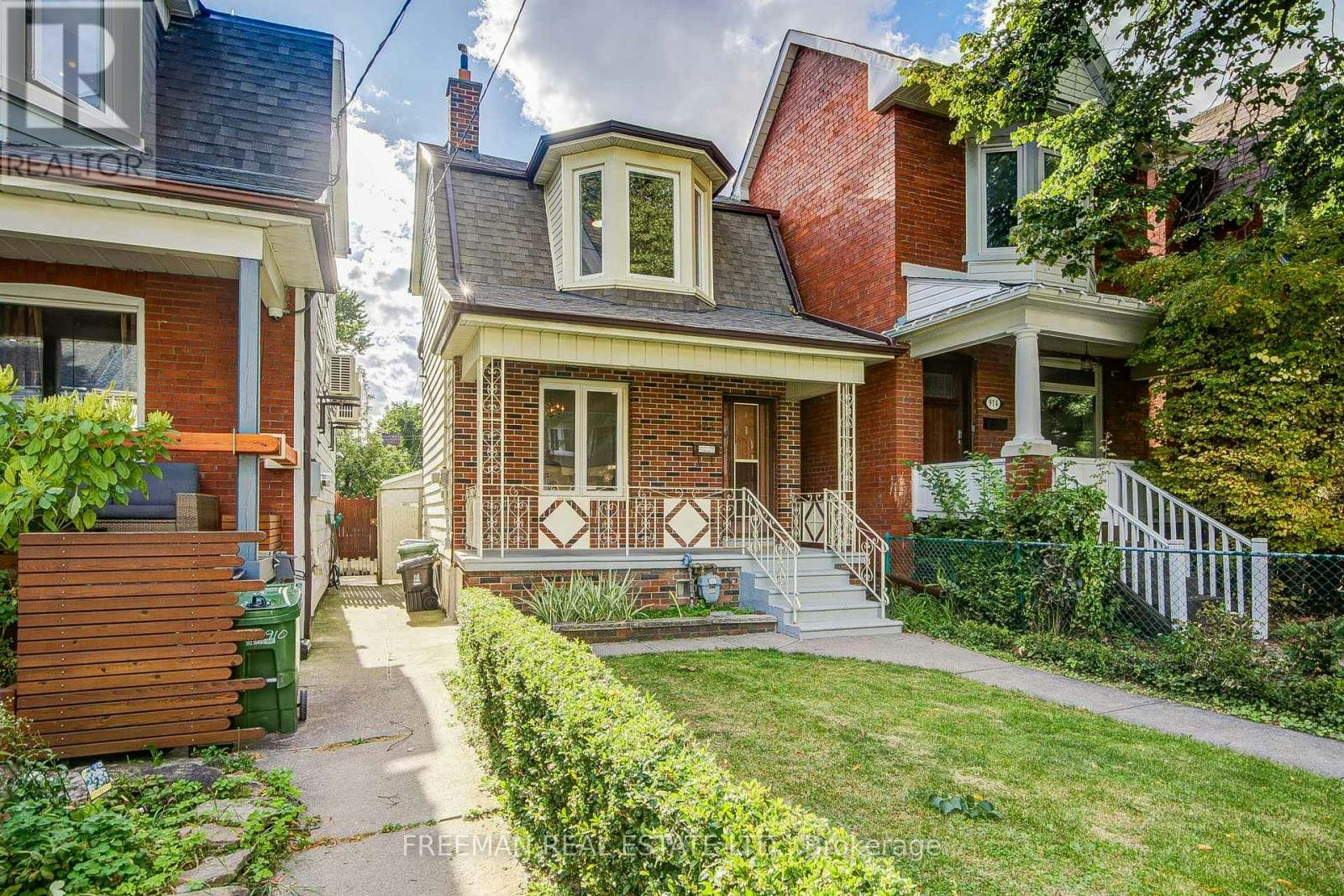 912 Manning Avenue, Toronto, ON, M6G 2X4
