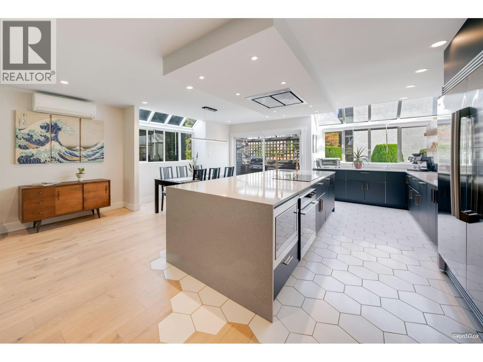 2022 Chesterfield Avenue, North Vancouver, BC, V7M 2P6