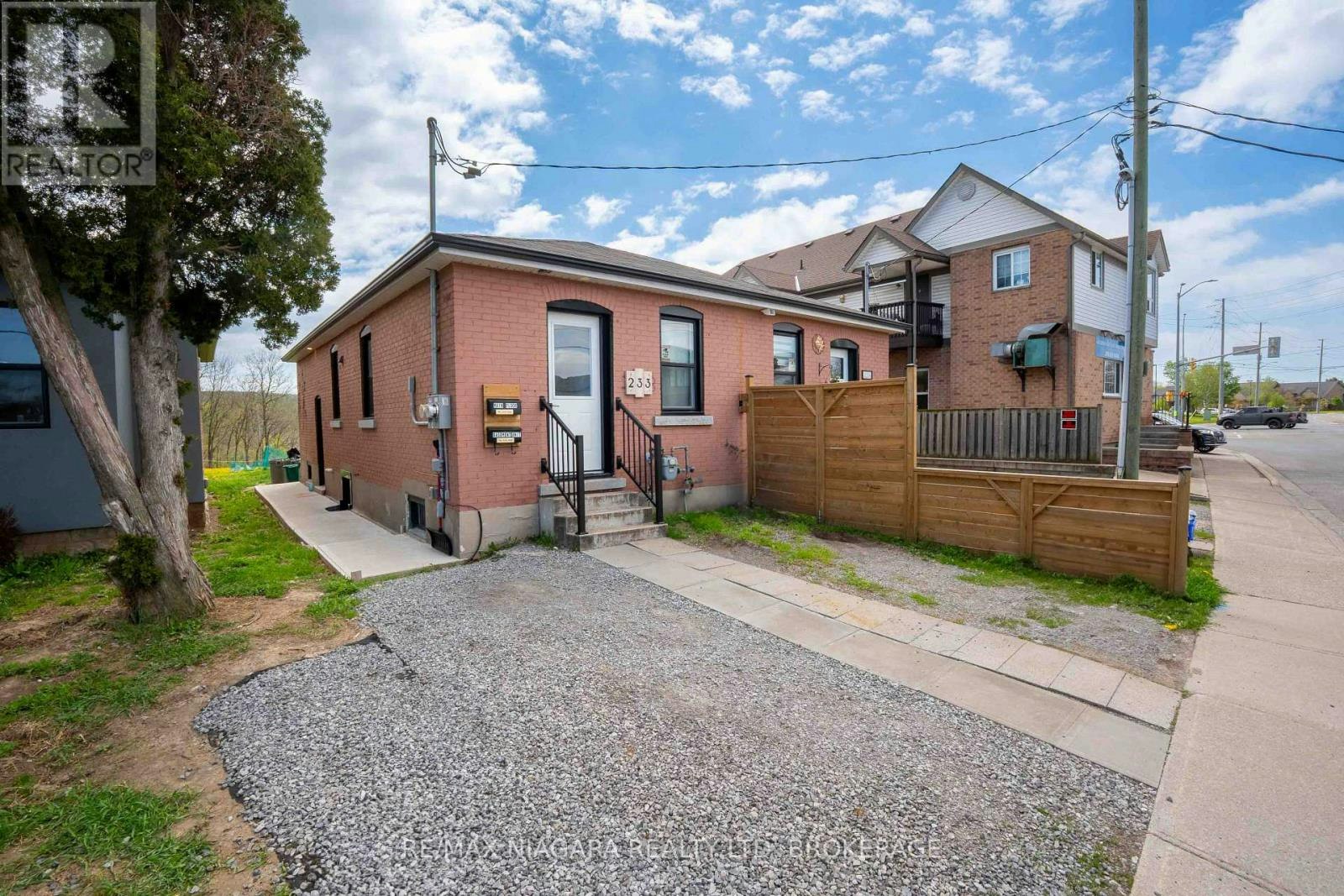 UPPER-233 Pelham Road, St. Catharines, ON, L2S 1W8