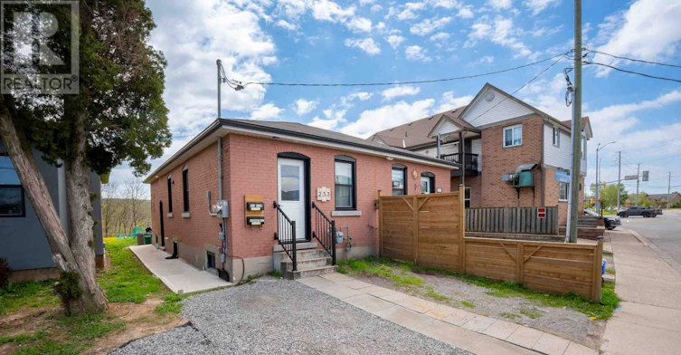 UPPER-233 Pelham Road, St. Catharines, ON, L2S 1W8