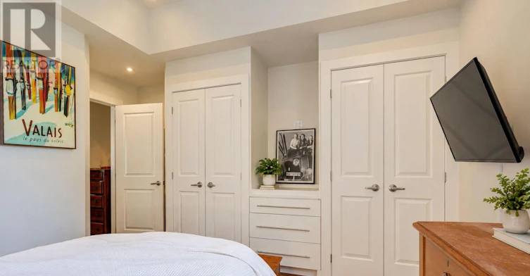 MAIN-143 Montrose Avenue, Toronto, ON, M6J 2T6 - 9