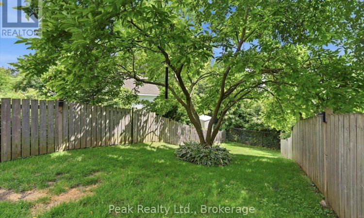 1673 Applewood Crescent