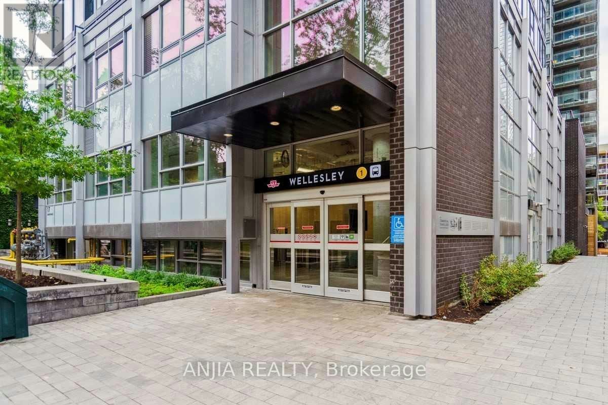 409-17 Dundonald Street, Toronto, ON, M4Y 1K3 - 4