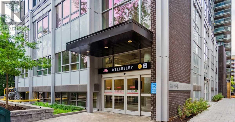409-17 Dundonald Street, Toronto, ON, M4Y 1K3 - 4