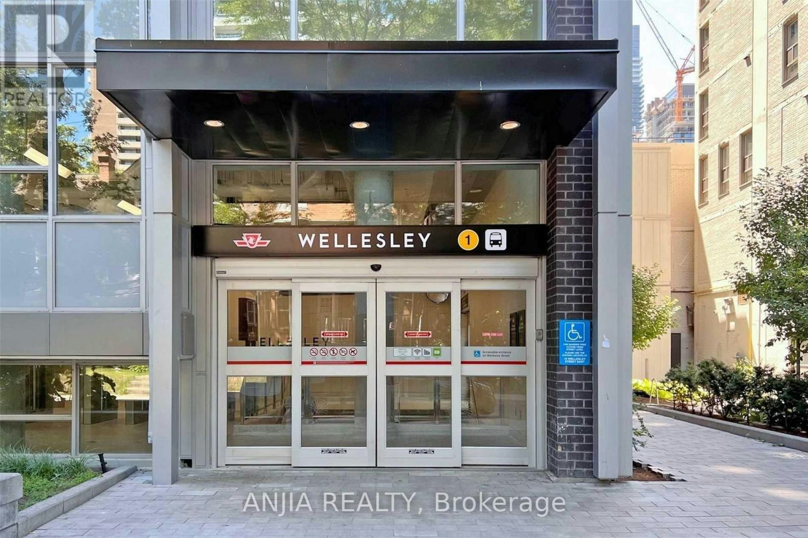 409-17 Dundonald Street, Toronto, ON, M4Y 1K3 - 2