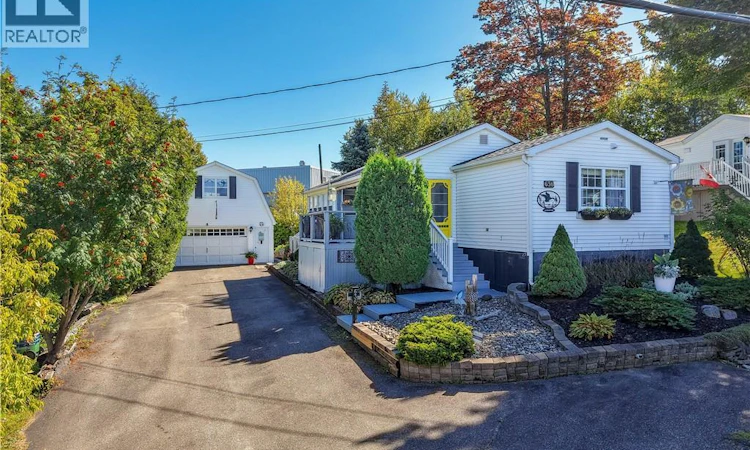 636 Barclay Loop