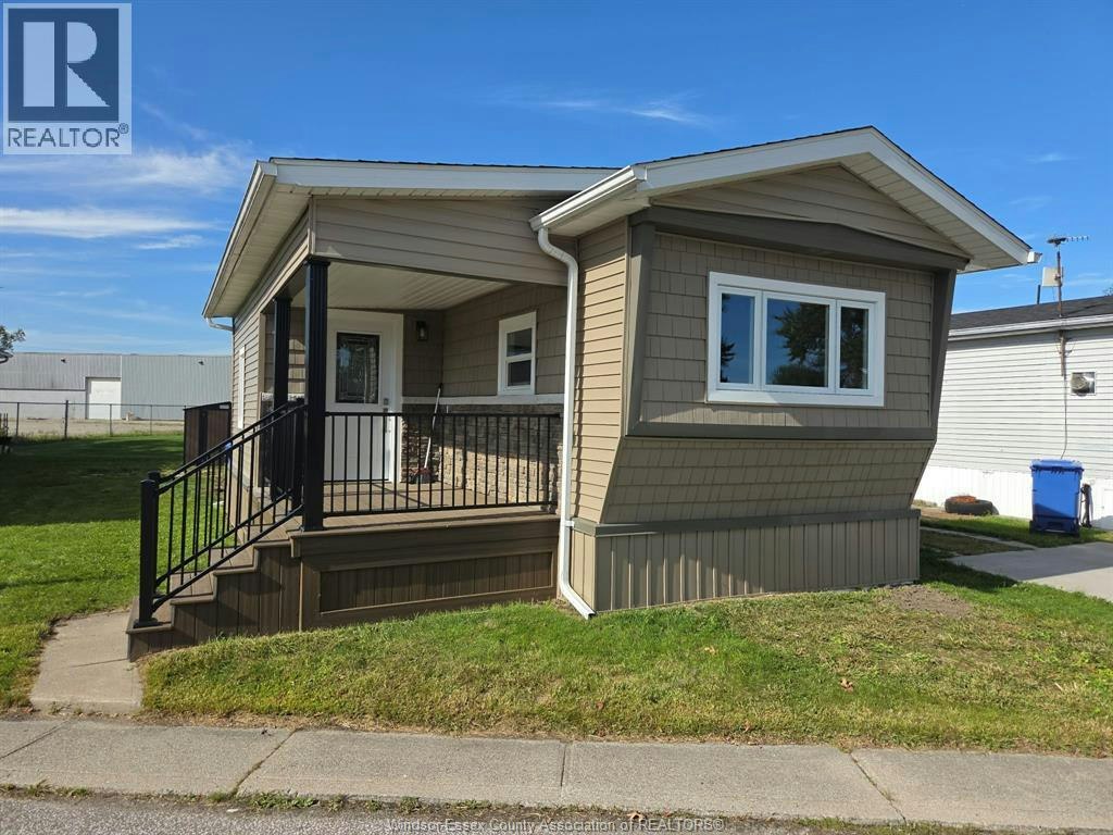 22 Robin Crescent, Lakeshore, ON, N8N 2S2 - 2