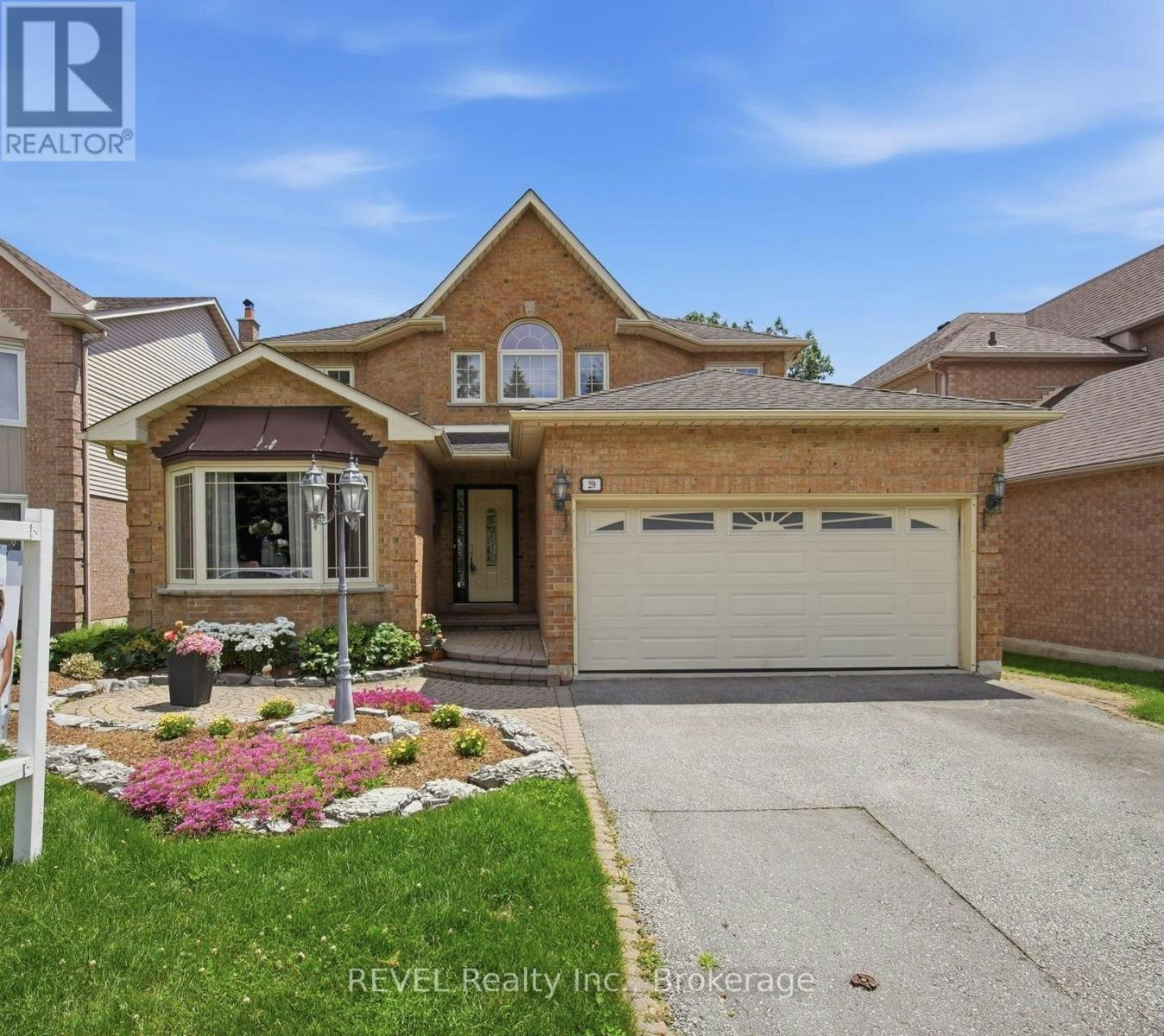 29 Stratton Crescent, Whitby, ON, L1R 1V4