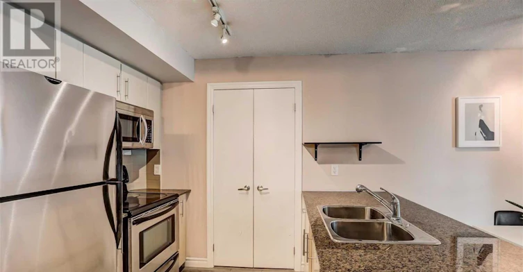 1105-12 Yonge Street, Toronto, ON, M5E 1Z9 - 3