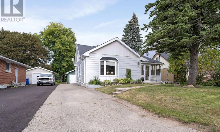 11 Dundas Street W