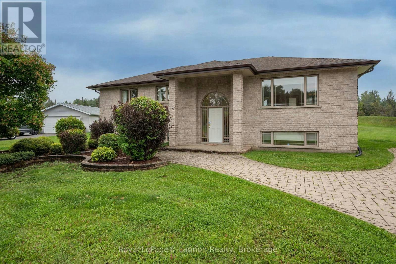2196 Falconcrest Drive, Thunder Bay, ON, P7J 1H5 - 2