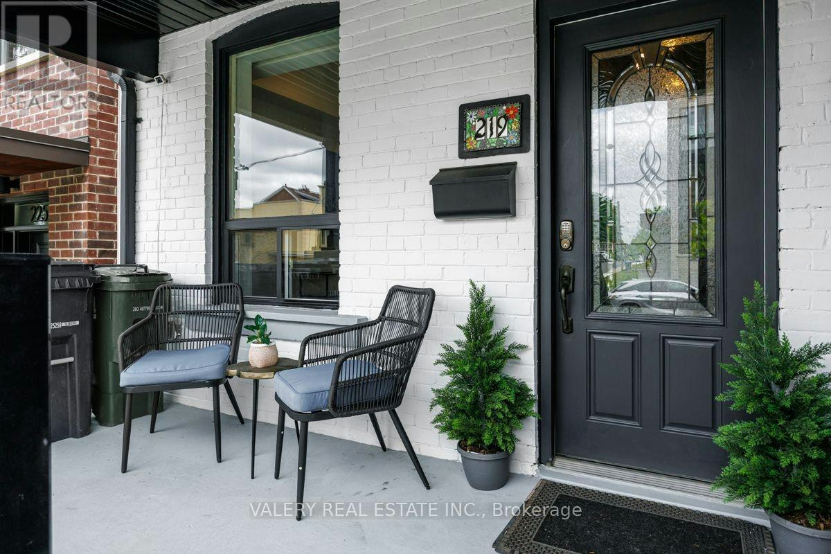UPPER-219 Mcroberts Avenue, Toronto, ON, M6E 4P3 - 3