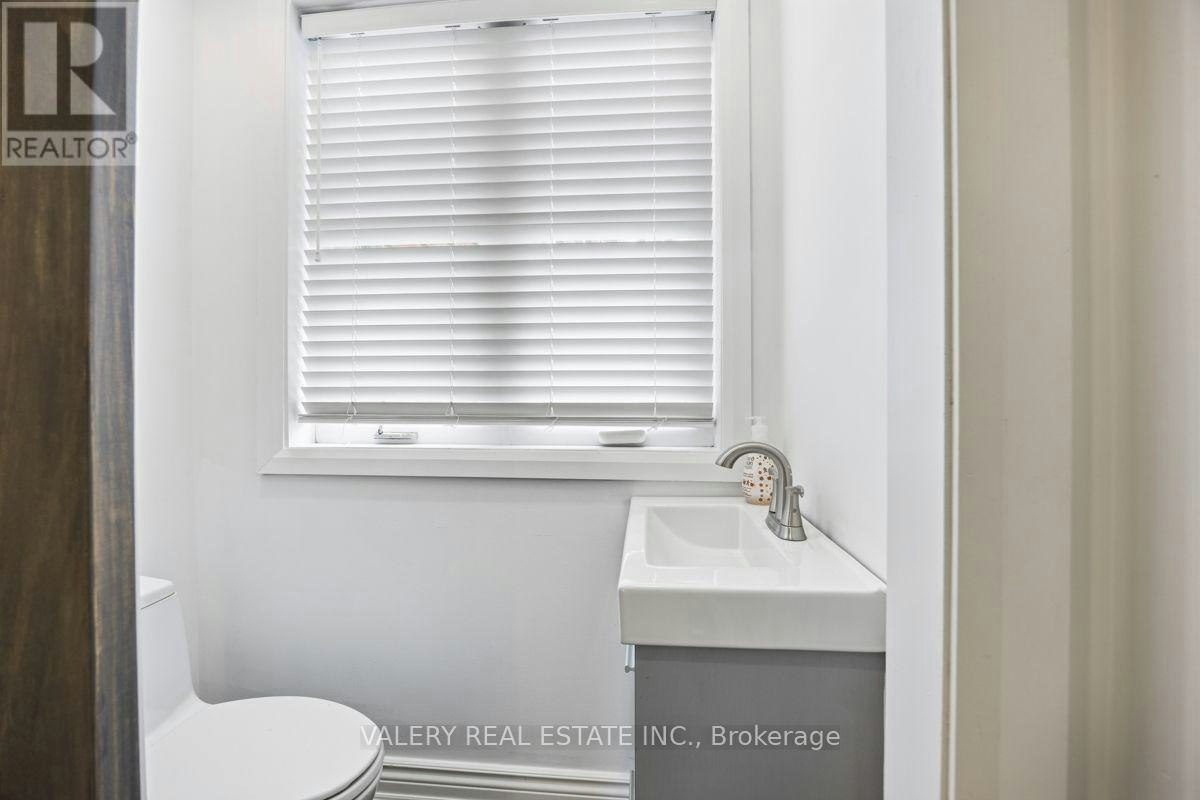 UPPER-219 Mcroberts Avenue, Toronto, ON, M6E 4P3 - 12