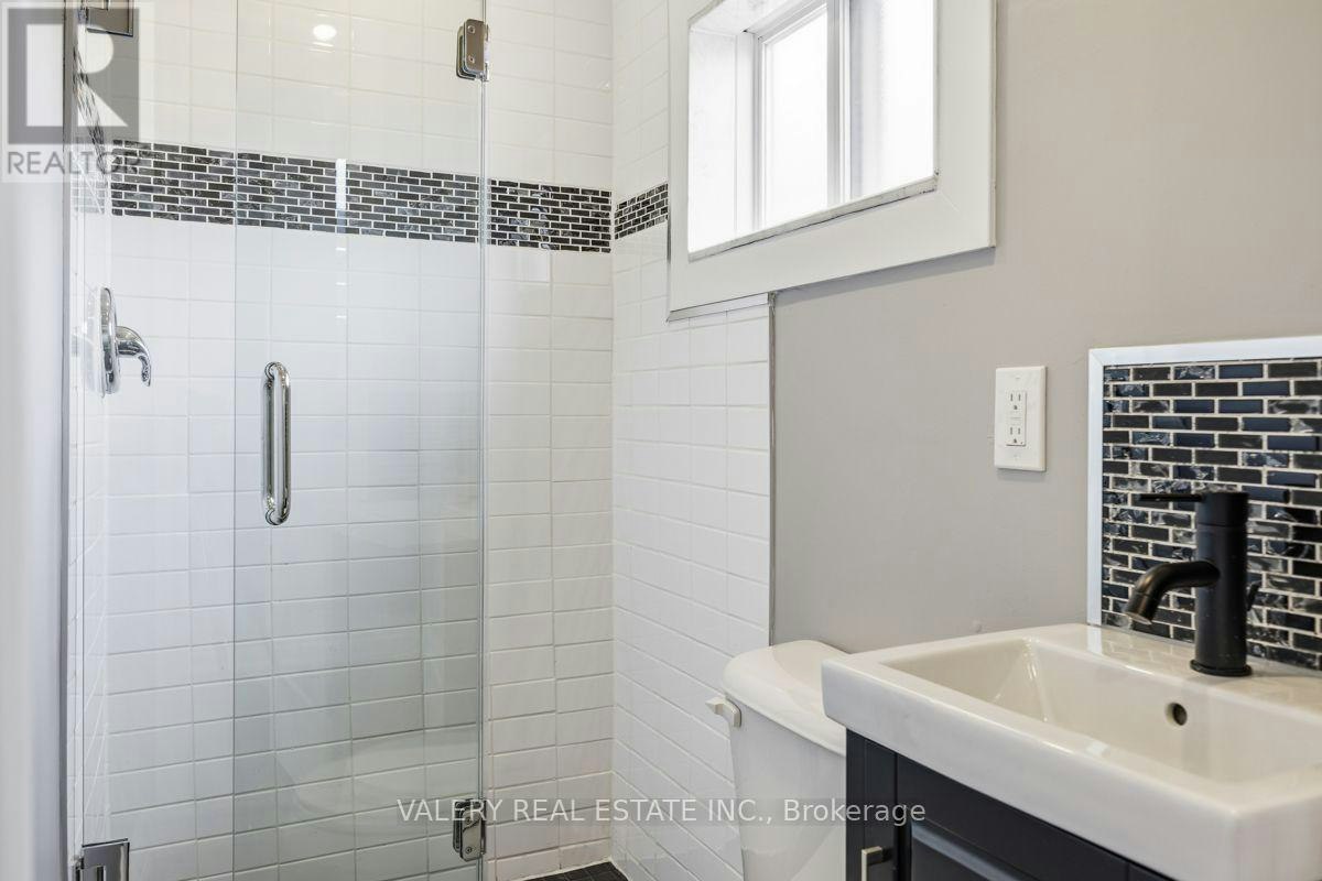 UPPER-219 Mcroberts Avenue, Toronto, ON, M6E 4P3 - 27