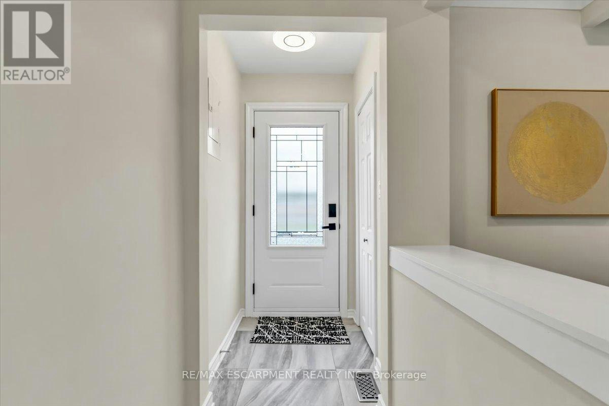 UPPER-58 Columbia Drive, Hamilton, ON, L9C 3Y2 - 2