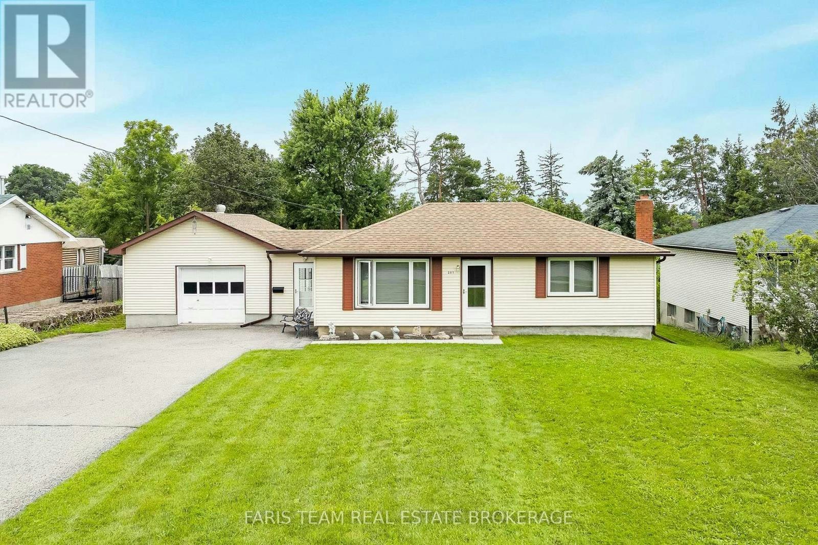 207 Warnica Road, Barrie, ON, L4N 3Z2