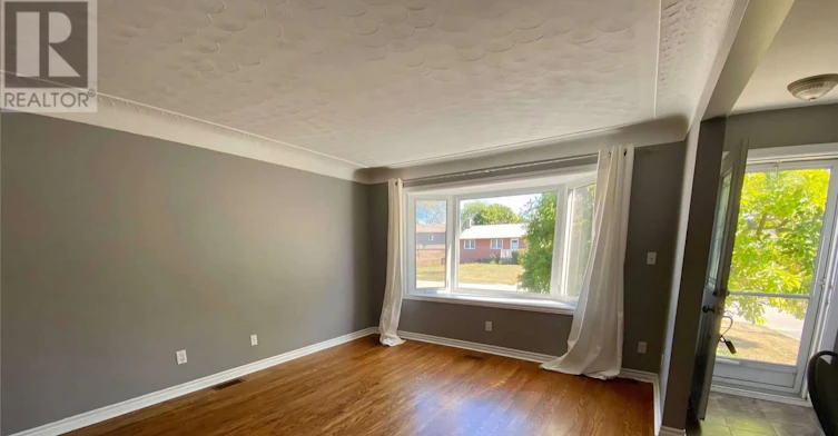 5439 Cornwall Crescent, Burlington, ON, L7L 3K2 - 3
