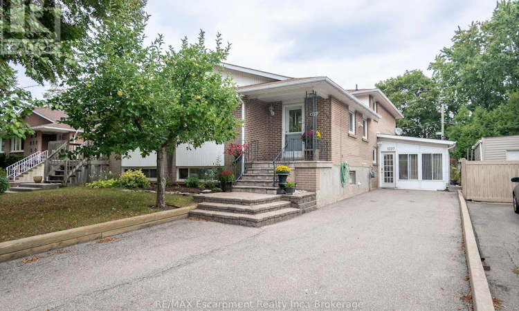 1237 Redbank Crescent