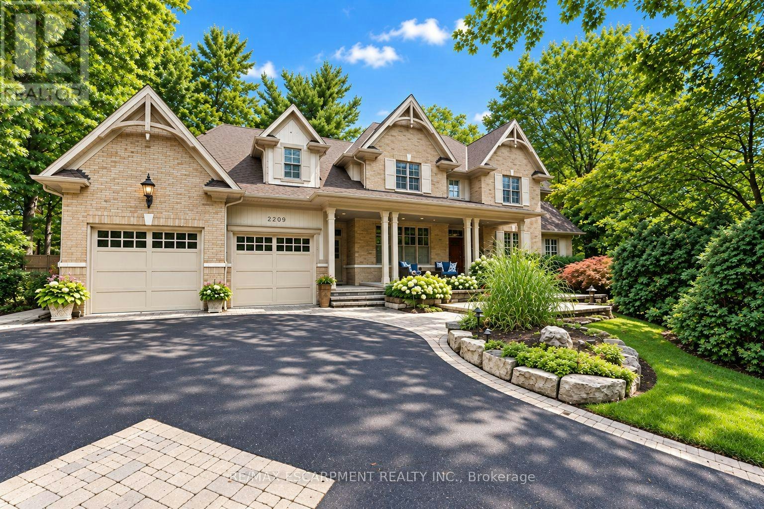 2209 Pineneedle Row, Mississauga, ON, L5C 1V4