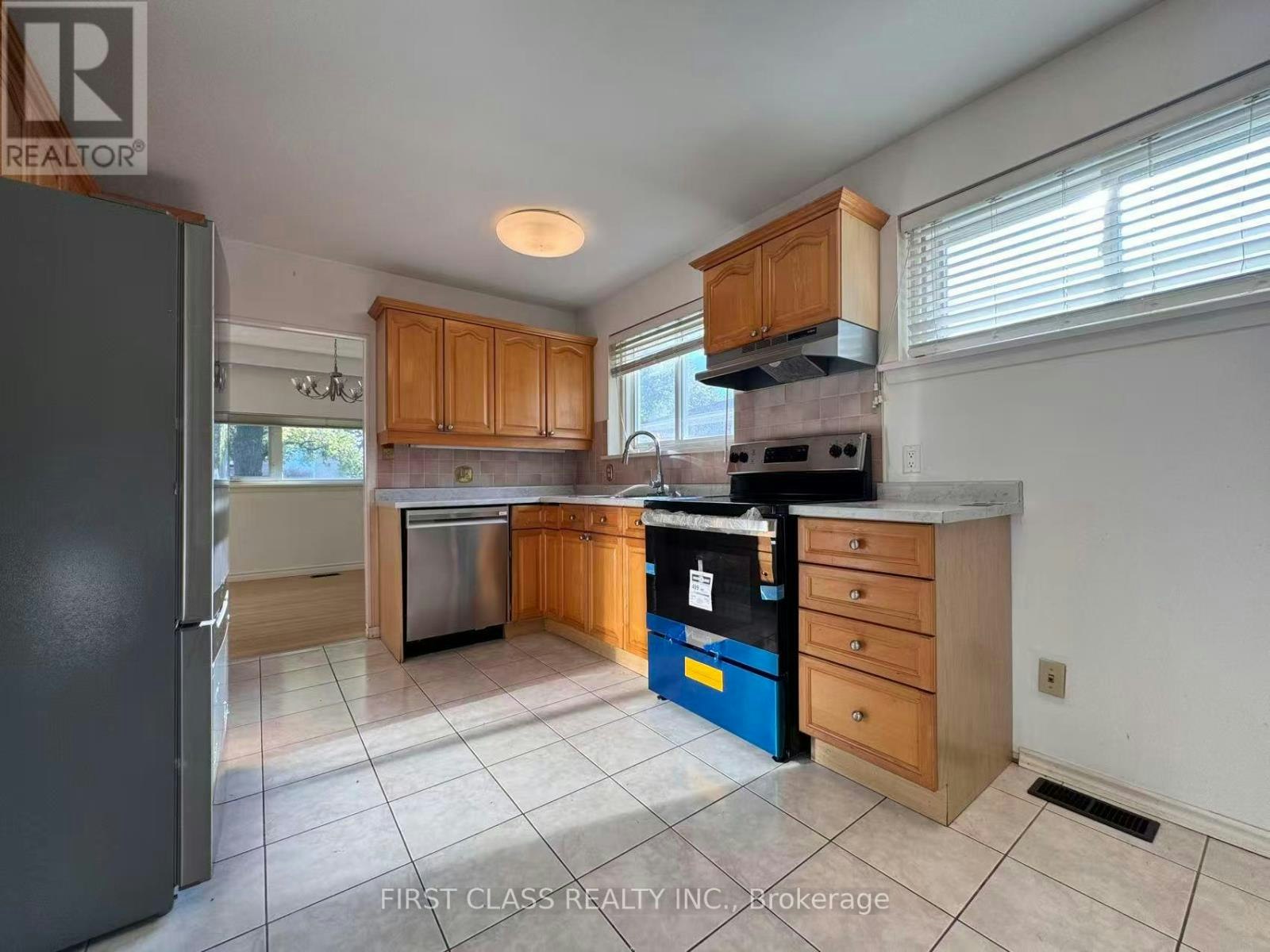 16 Trailside Drive, Toronto, ON, M2J 2C9 - 4