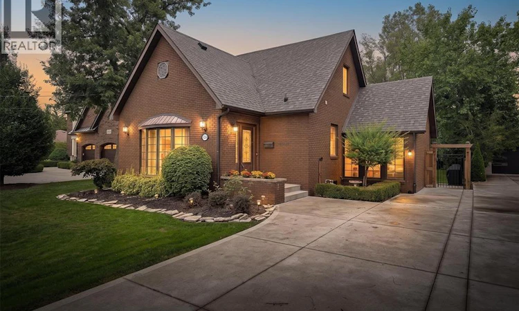 4236 Roseland Drive East