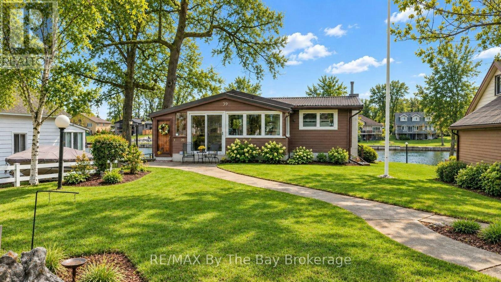 39 Old Mosley Street, Wasaga Beach, ON, L9Z 2J8