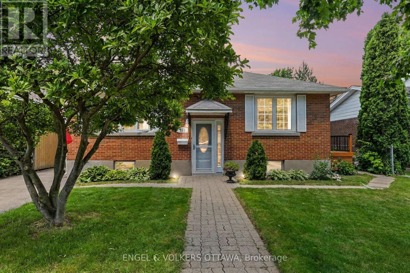325 Summit Avenue, Ottawa, ON, K1H 5Z7