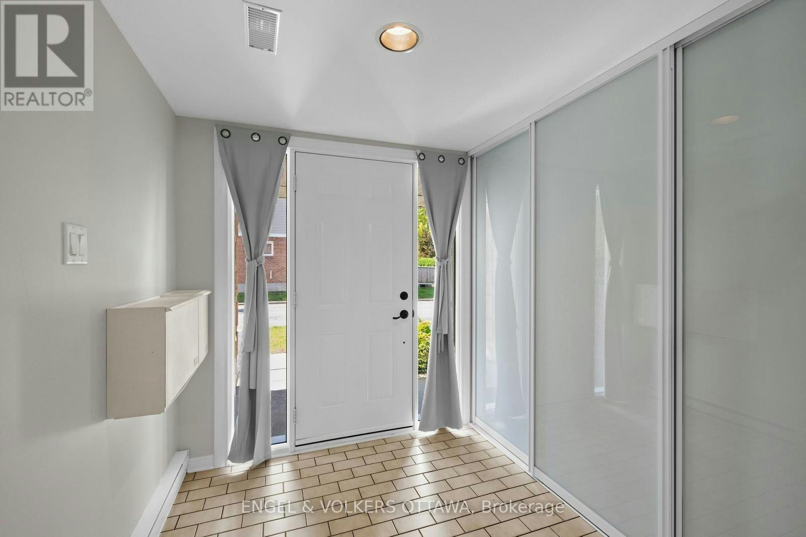 1831 Summerfields Crescent, Ottawa, ON, K1C 7B8 - 3
