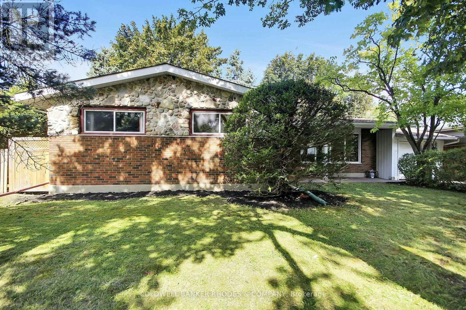 11 Wallford Way, Ottawa, ON, K2E 6B1