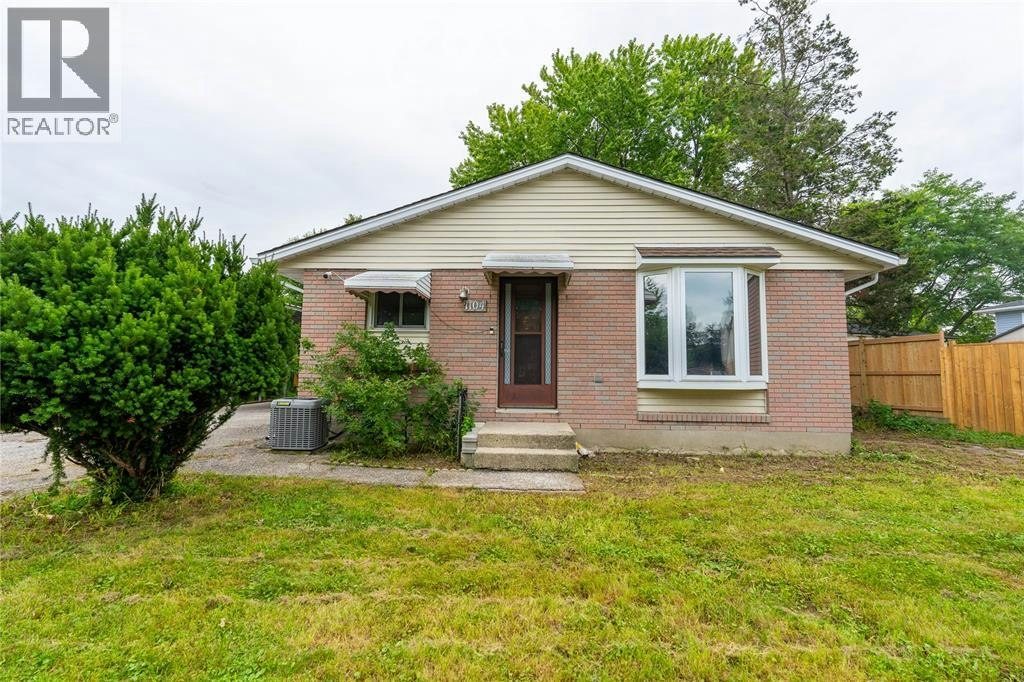 1104 Overlea Crescent, Sarnia, ON, N7S 4E7