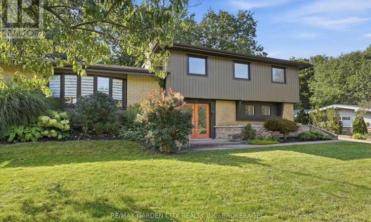 16 Pinecrest Court