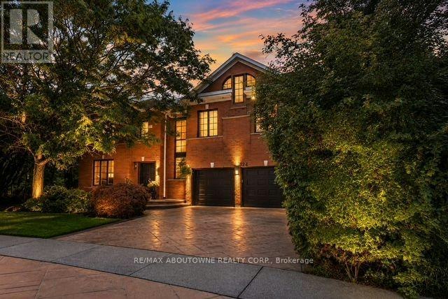 324 Oakridge Court, Oakville, ON, L6H 5T9