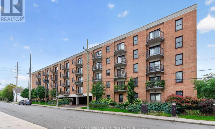 407-50 Burnside Avenue