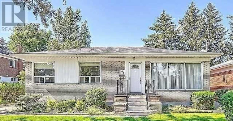 MAIN-43 Boothbay Crescent, Newmarket, ON, L3Y 1Y6