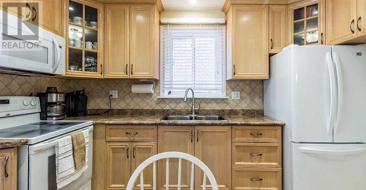 416 Rimilton Avenue, Toronto, ON, M8W 2G3 - 9