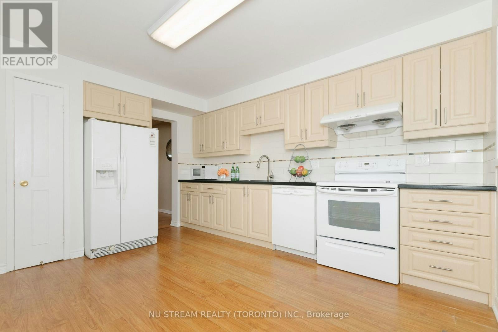 57 Gypsy Roseway, Toronto, ON, M2N 5Z1 - 2