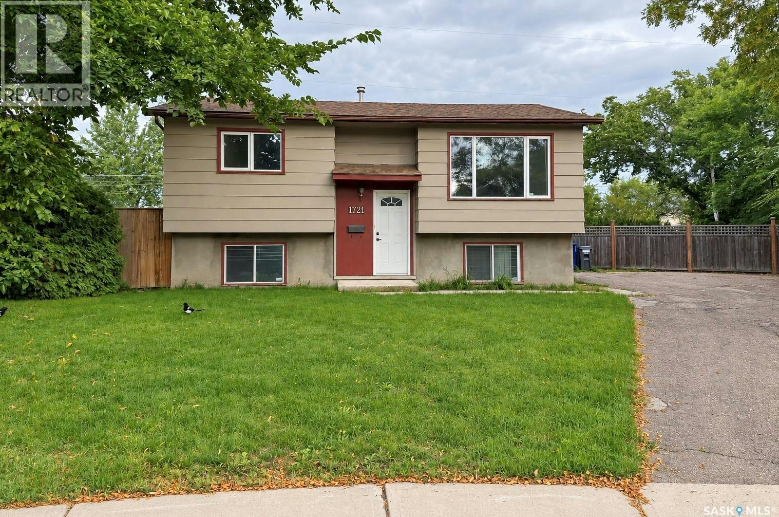 1721 H Avenue N, Saskatoon, SK, S7L 5A5