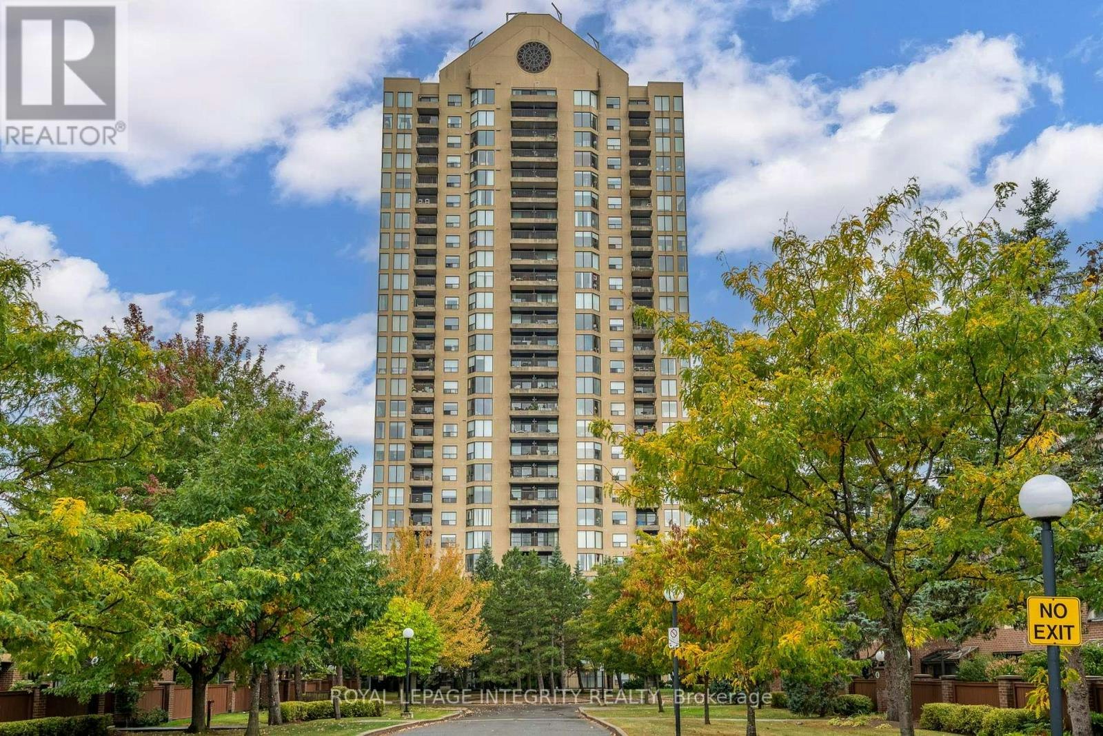 302-545 St Laurent Boulevard, Ottawa, ON, K1K 4H9