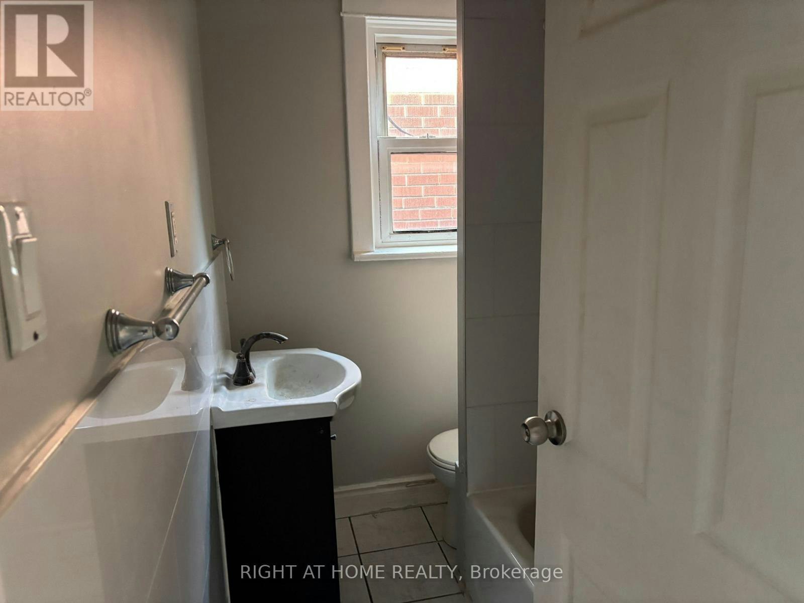 UPPER B-507 Oakwood Avenue, Toronto, ON, M6E 2W9 - 10