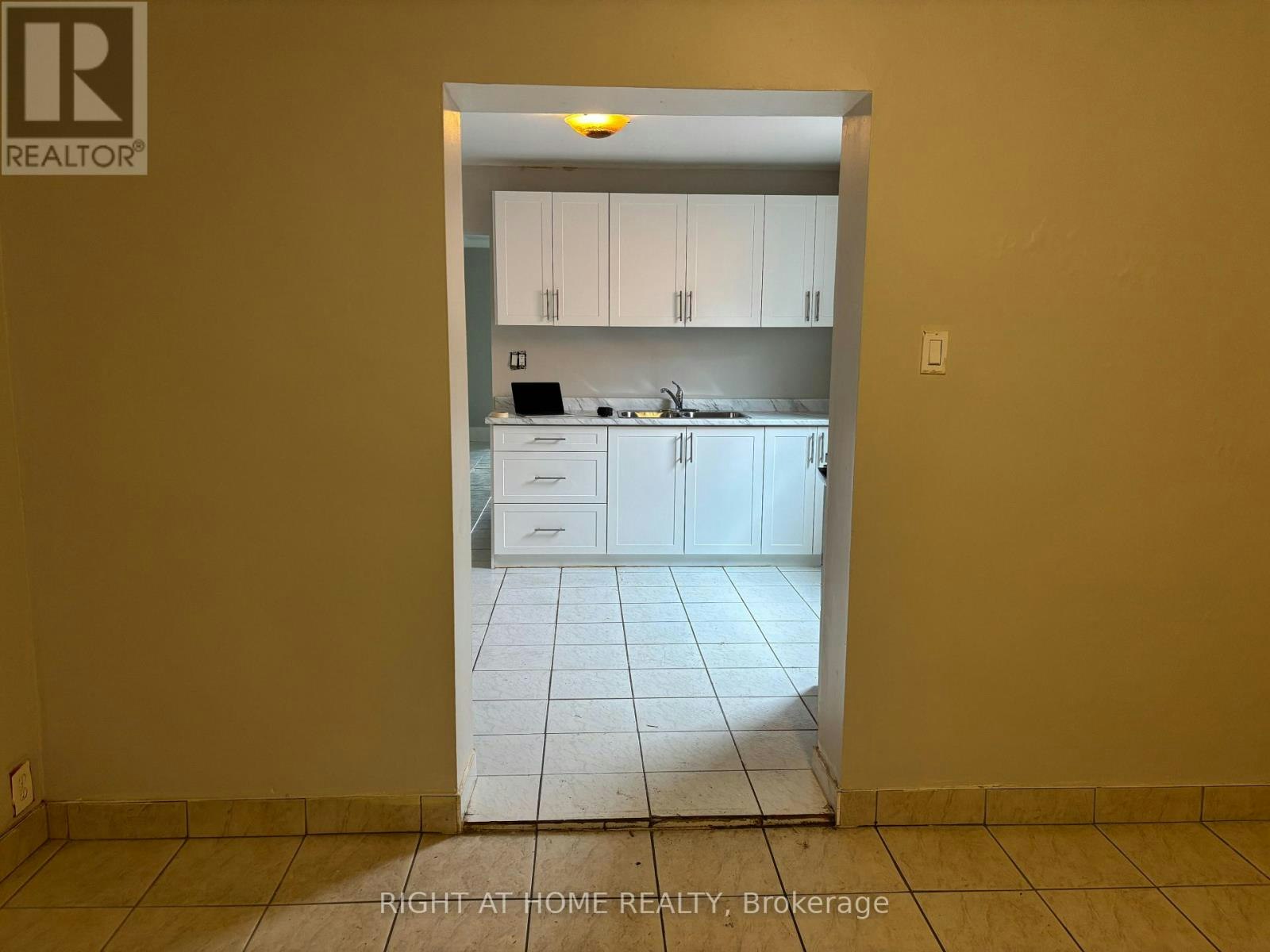 UPPER B-507 Oakwood Avenue, Toronto, ON, M6E 2W9 - 3